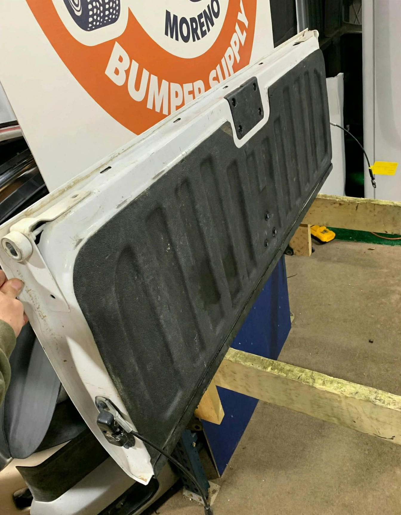 Chevy Silverado summit white tailgate 2007-2014 - Image 2