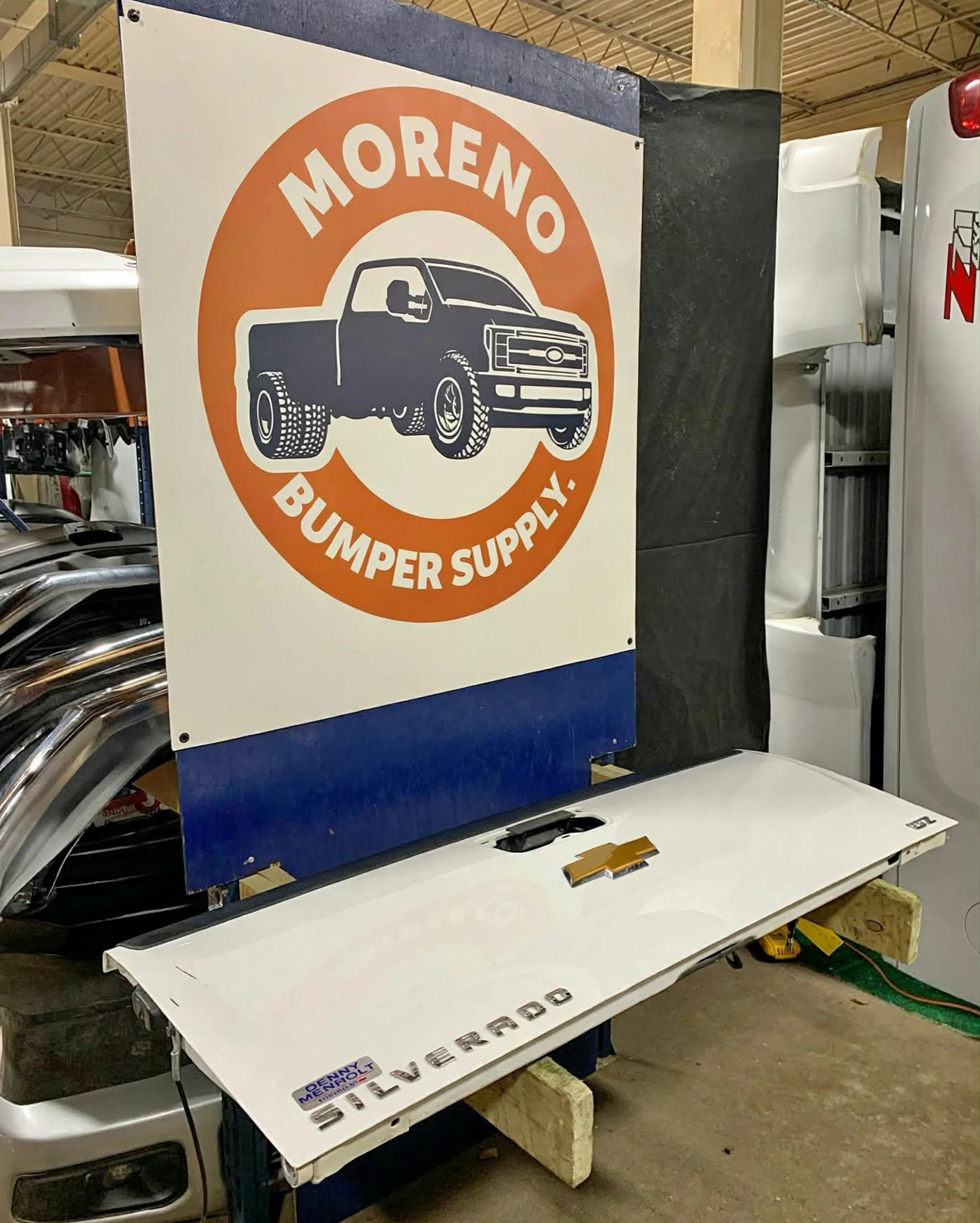 Chevy Silverado summit white tailgate 2007-2014