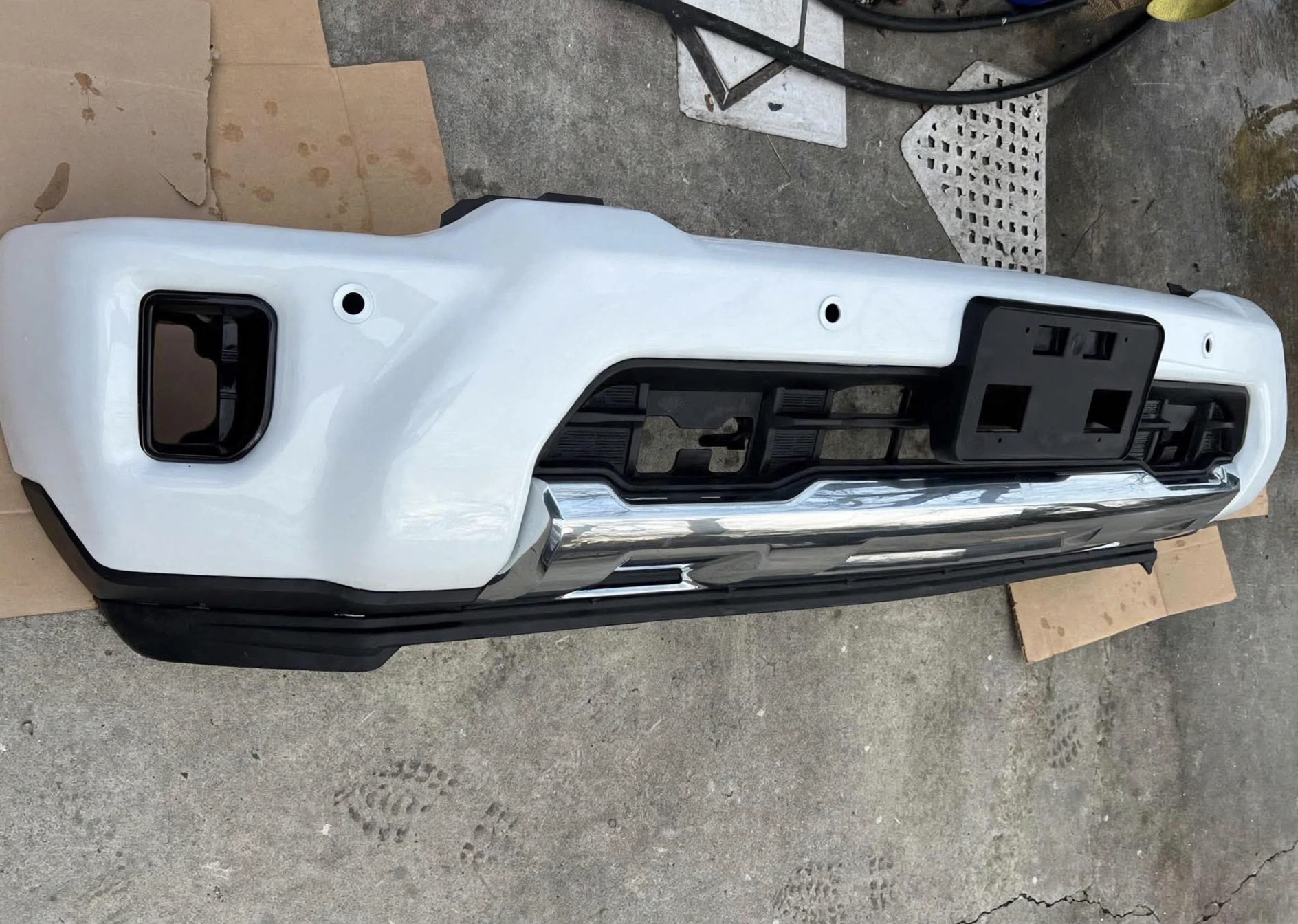 Chevy Silverado 2024 2025 HD Front bumper summit white - Image 3